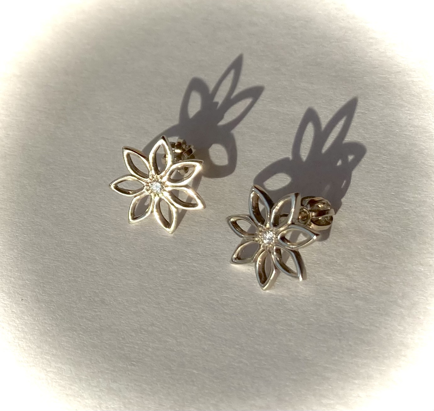 Diamond earrings with flowers,14 carat gold.