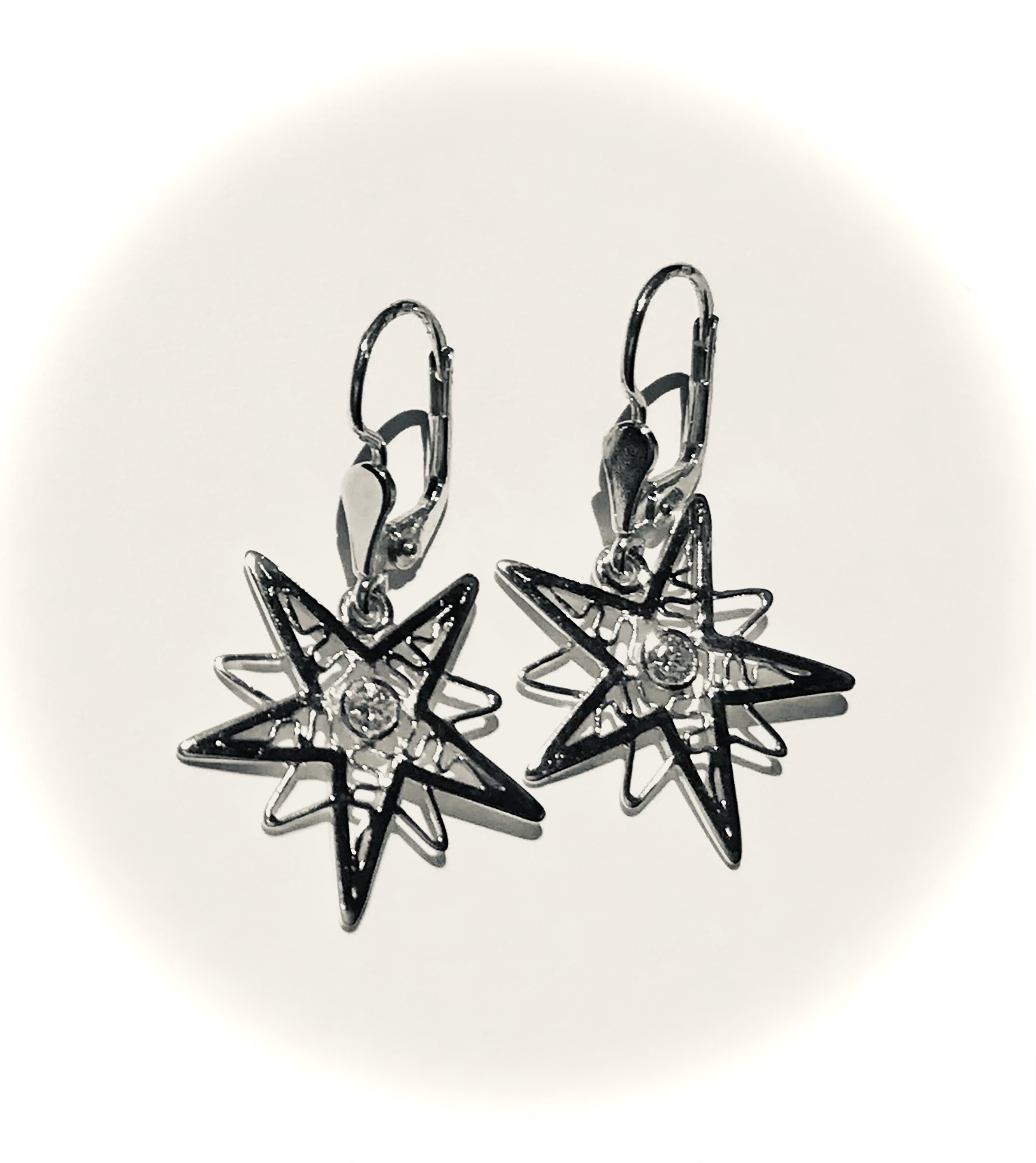 Women's dangling earrings with a diamond.