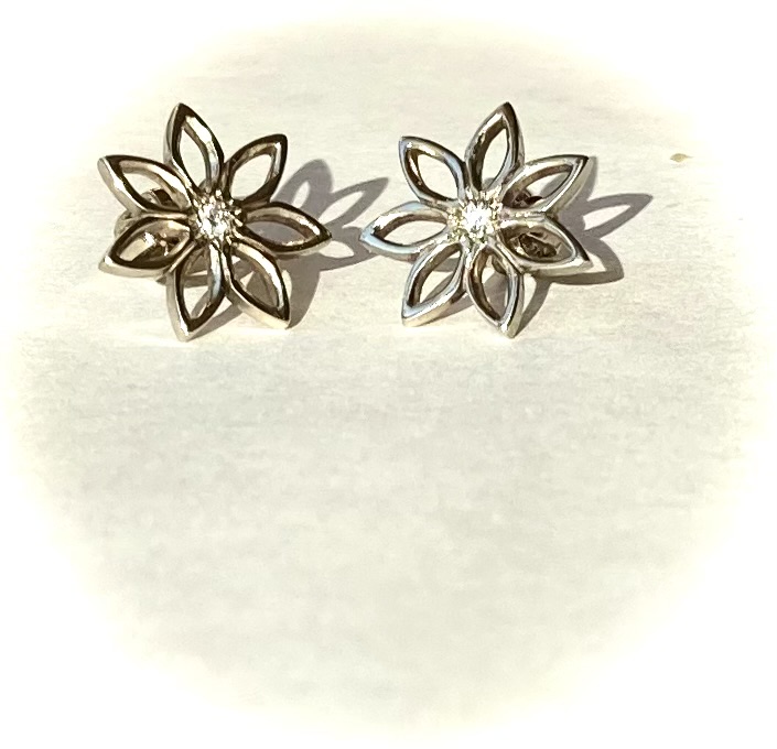 Diamond earrings with flowers,14 carat gold.